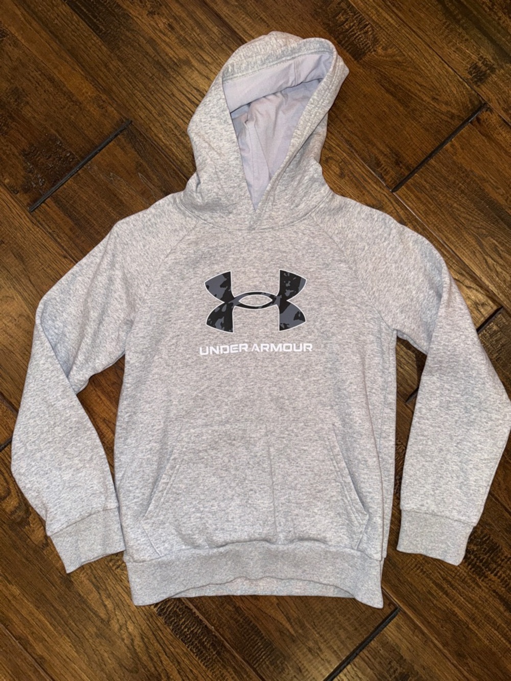 Under Armour Light Heather Gray Hoodie with Black Camo Logo. NWOT. BOYS SIZE MED